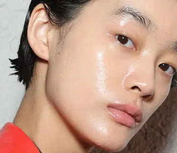 Model with smooth and clear glass skin