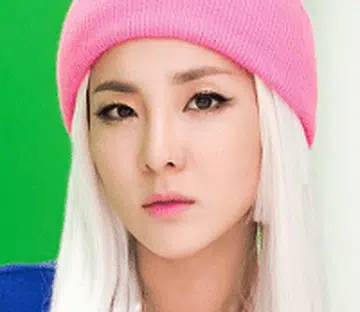 Celebs with the smallest faces  how to get their look! T.png