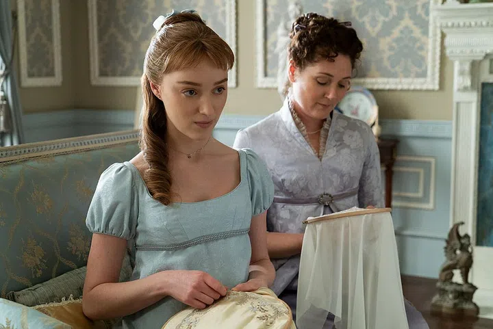 BRIDGERTON (L to R) PHOEBE DYNEVOR as DAPHNE BRIDGERTON and RUTH GEMMELL as LADY VIOLET BRIDGERTON in episode 101 of BRIDGERTON Cr. LIAM DANIEL/NETFLIX © 2020