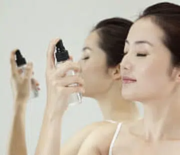3 best facial mists to keep skin hydrated at work thumb