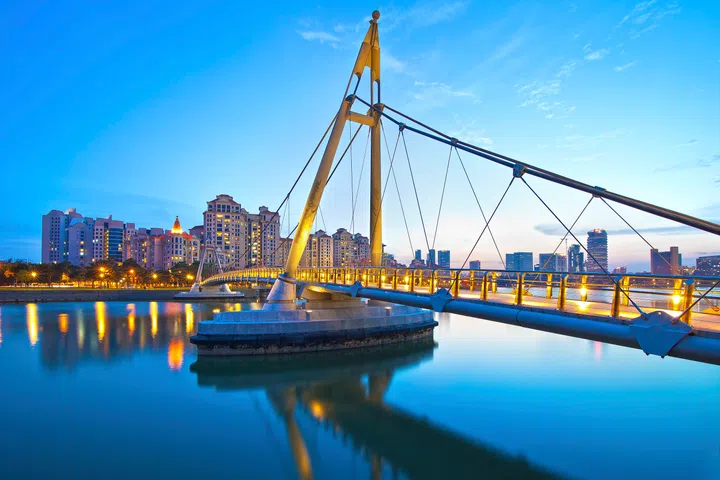 a very unique constructed bridge found in Singapore Back in the 70's. Nice landscape with those expensive luxury condos at a prestige price tag
