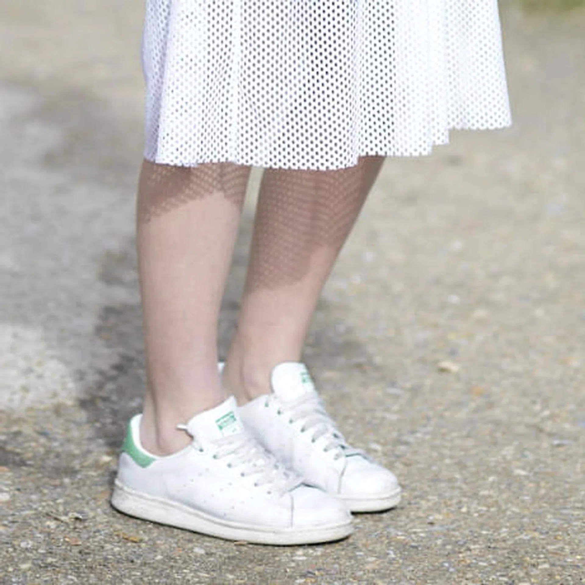 How to keep white sneakers clean Thumbnail