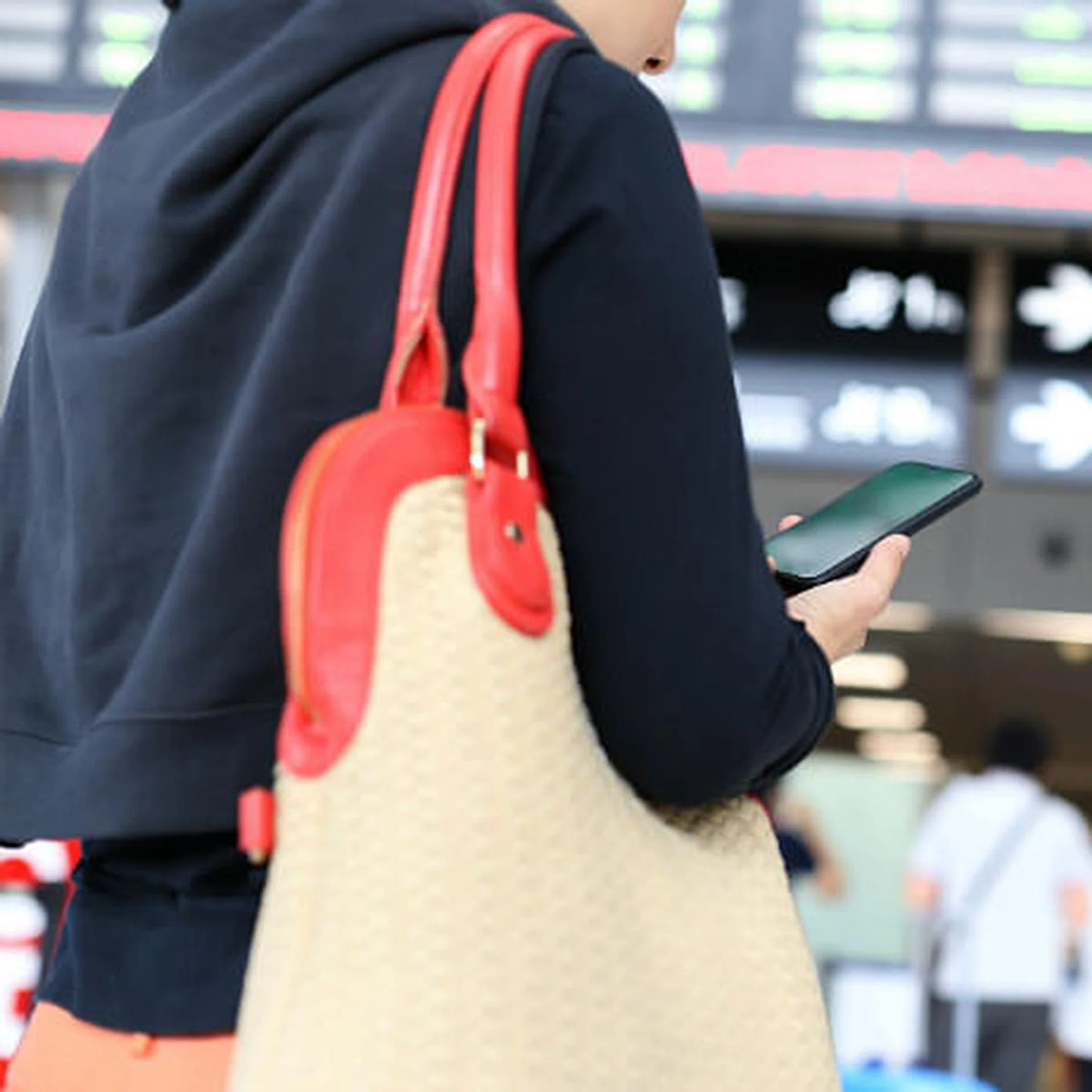 Travel tips holiday vacation flights flying tips THUMBNAIL