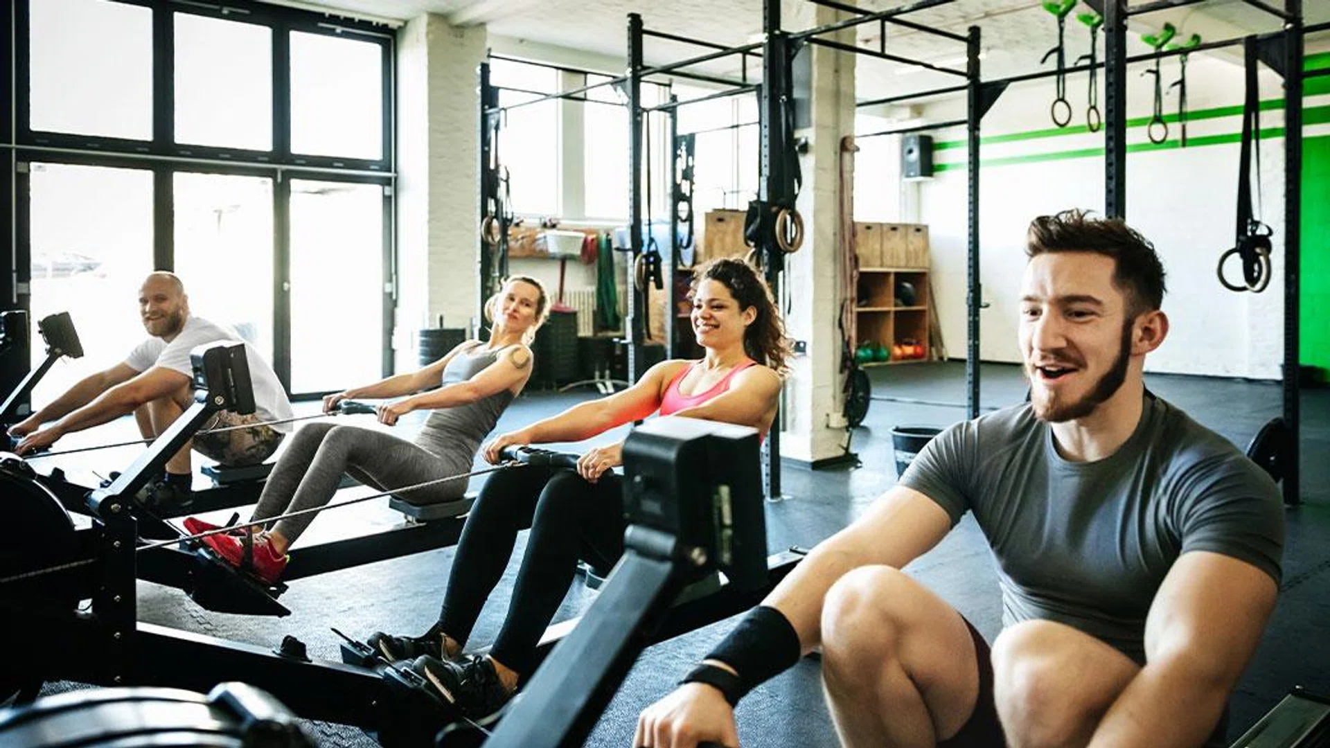 men and women rowing in the gym | gyms in Singapore that offer free trial pass
