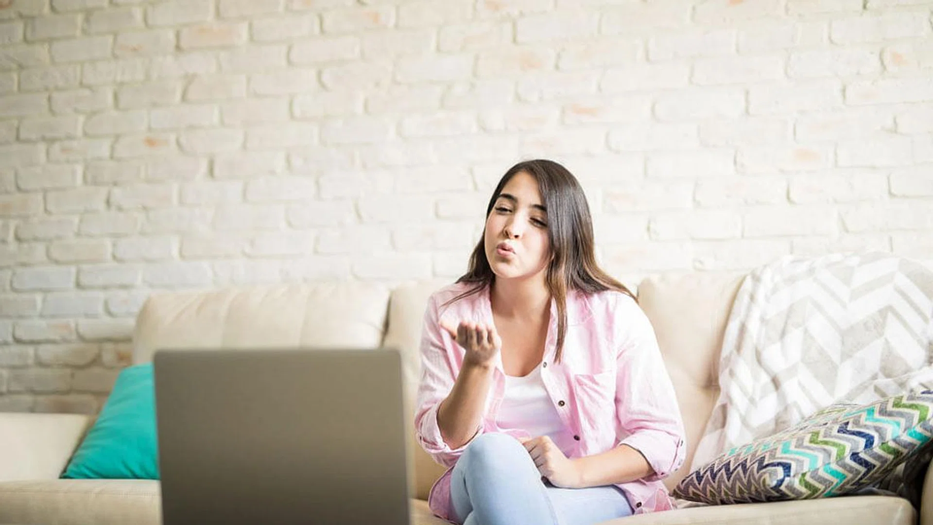6 survival tips for couples in a long-distance relationship