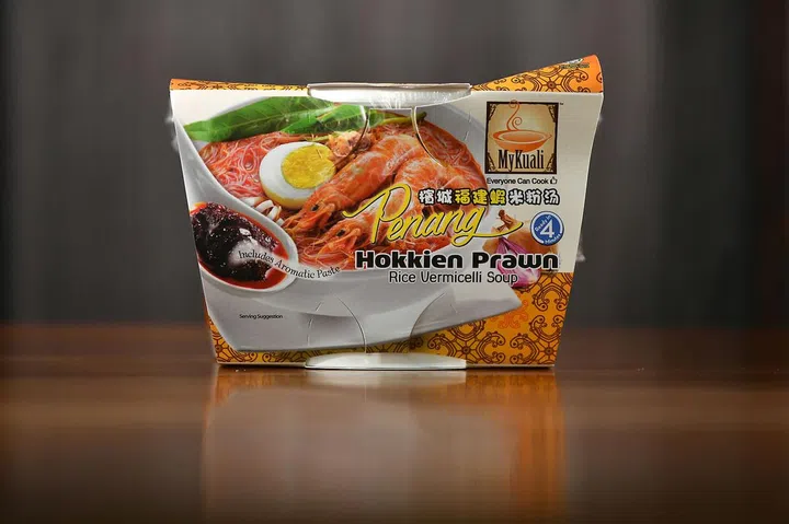 ST20200225-202048032471-Lim Yaohui/Tan Hsueh Yun/

(8th Place) MyKuali Penang Hokkien Prawn costs $2.

The Sunday Times taste test on 29 types of cup noodles at Relish restaurant on Feb 25, 2020. 

Judging panel is Food Critic Wong Ah Yoke, Chef Bjorn Shen and Food Editor Tan Hsueh Yun. 

(ST PHOTO: LIM YAOHUI)