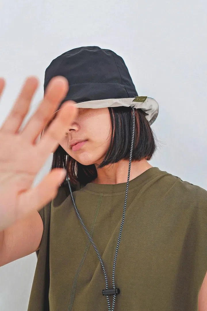 This transformable headpiece doubles as a sling bag.