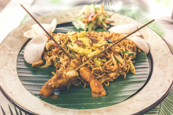 Indonesian sate with fried noodles