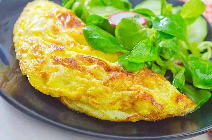 19176032 - omelette with salad