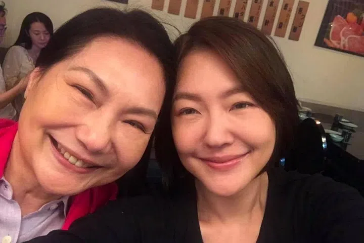 Dee Hsu (right) said that her mother was beginning to accept her new son-in-law. PHOTO: DEE HSU/FACEBOOK