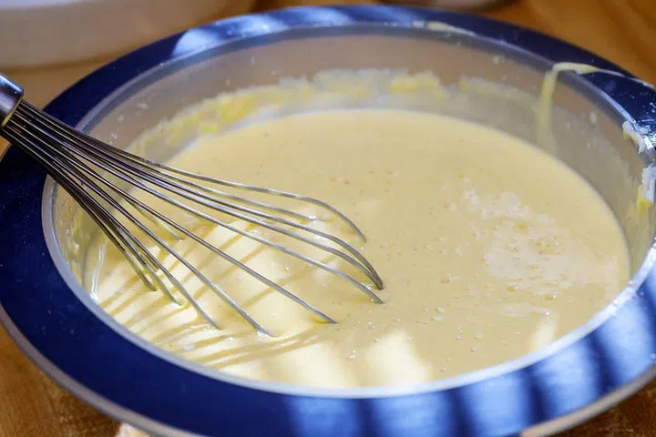 Mixing butter and sugar in bowl with mixing machine, making bakery mixing cream with mixer