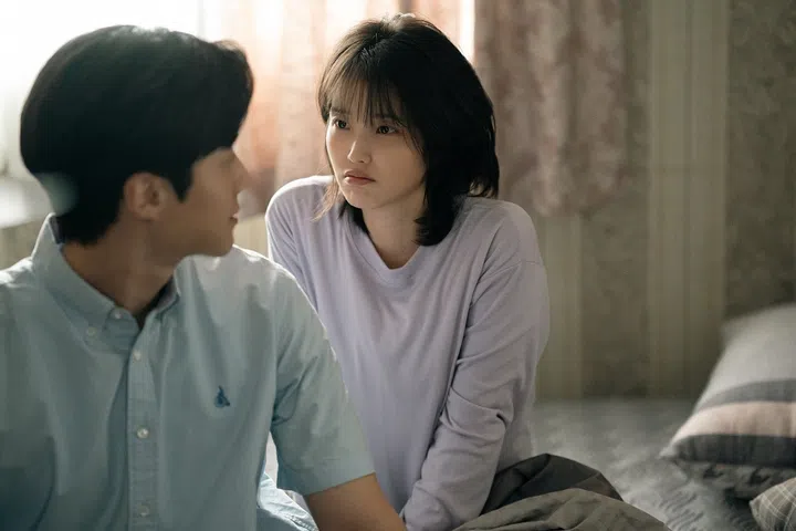 When Life Gives You Tangerines (L to R) Kim Seon-ho as Park Chung-seop, IU as Yang Geum-myeong in When Life Gives You Tangerines Cr. Yoo Eun-mi/Netflix © 2025