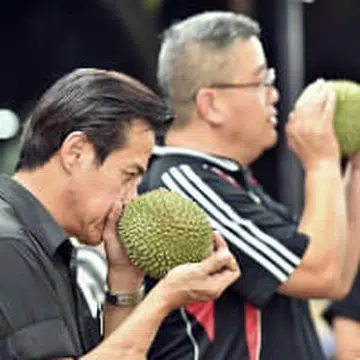 Durians - how to smell (Photo by Lim Yaohui)