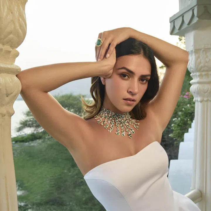This bib necklace features a cascade of diamonds and emeralds set on a lightweight and supple structure. (Photo: Renu Oberoi)