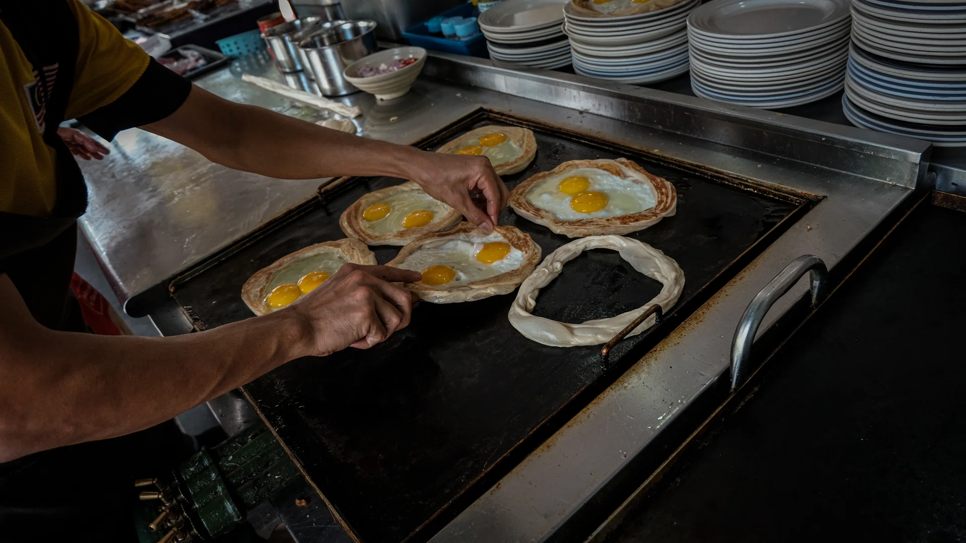 SELANGOR, INDONESIA - AUGUST 16: A chef makes Roti Canai before frying it on the cooking pan. This way of cooking the traditional dish is one of the special attractions of Hatinie Restaurant located in Shah Alam City, Selangor, Malaysia on August 16, 2020. (Photo by Syaiful Redzuan/Anadolu Agency via Getty Images)
