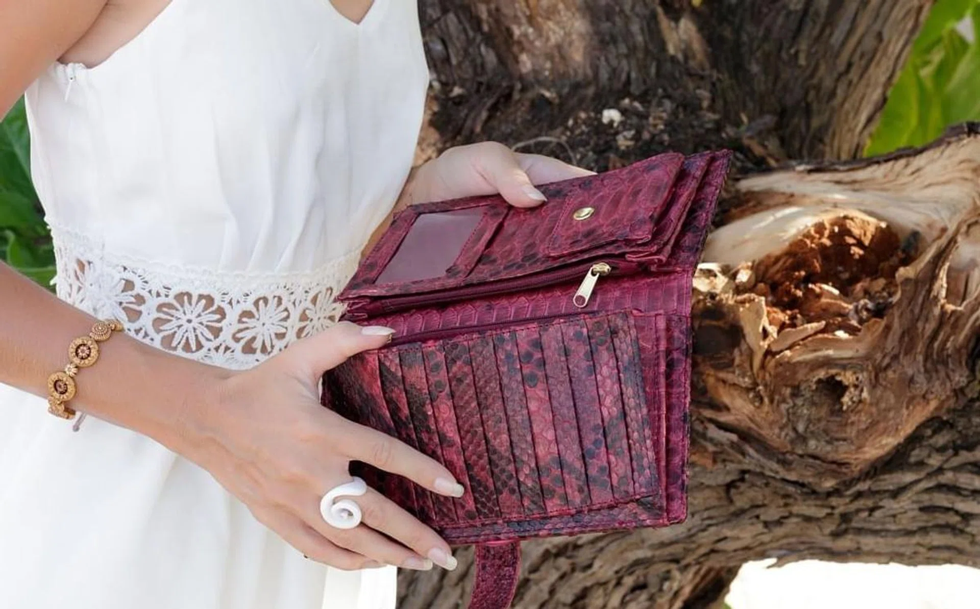 b1_woman_holding_wallet
