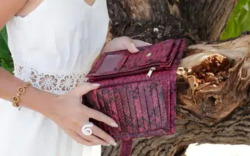 b1_woman_holding_wallet