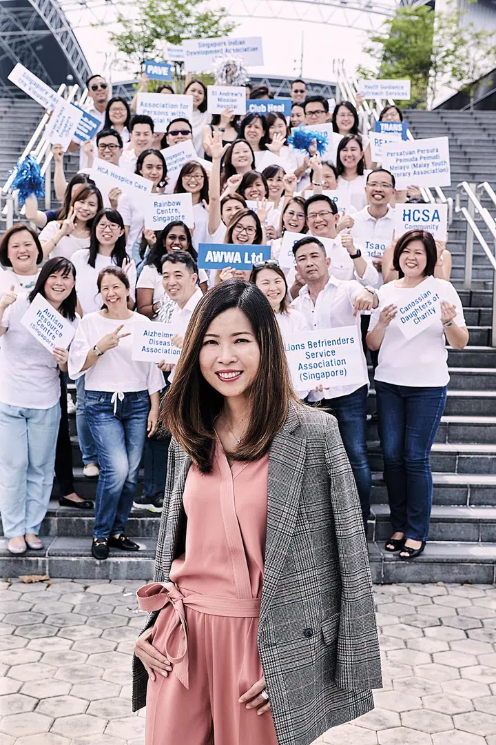 Ng Ling Ling woman of the year 2018 with comchest team
