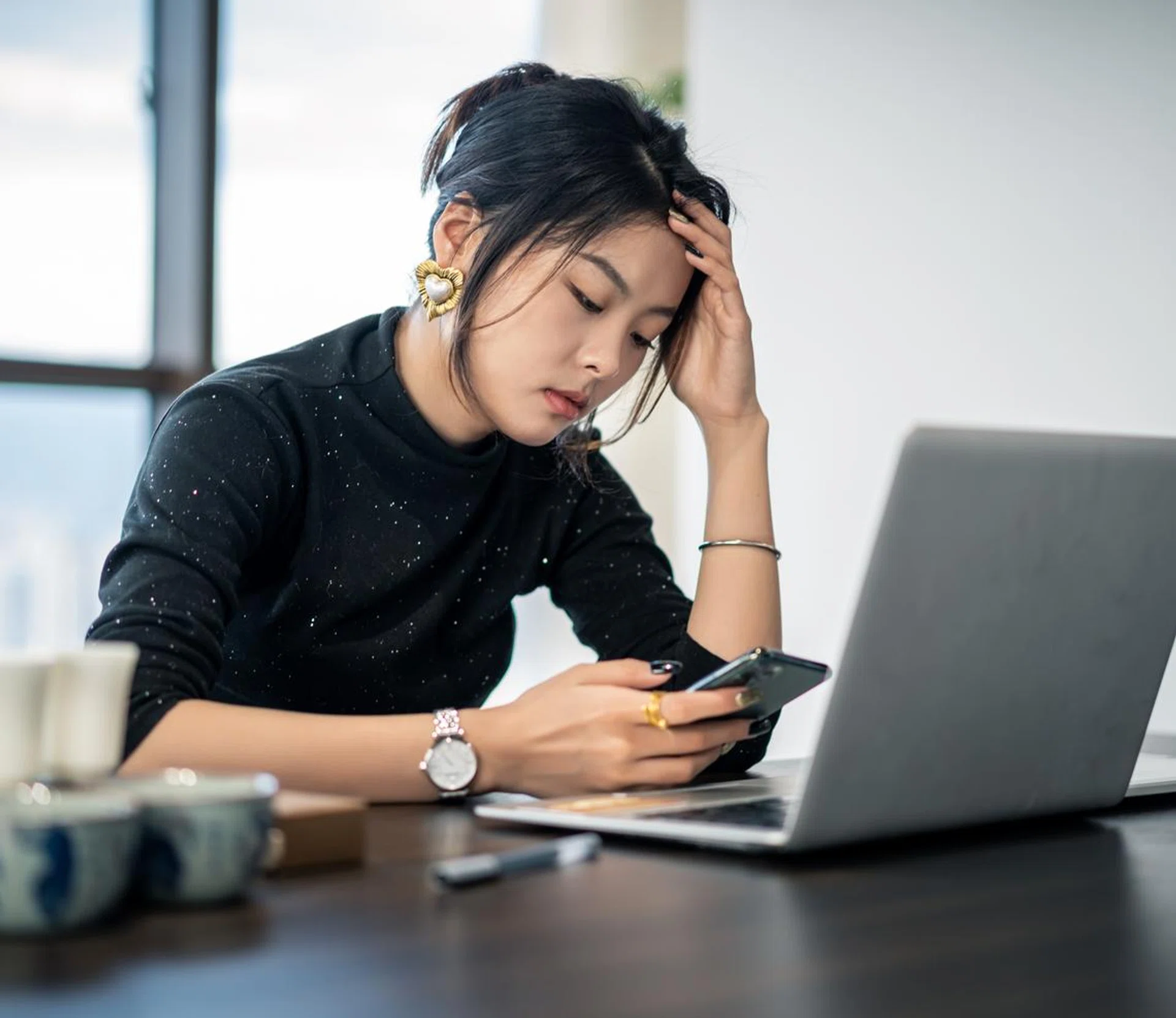 A young Asian white-collar woman looks tired in the office