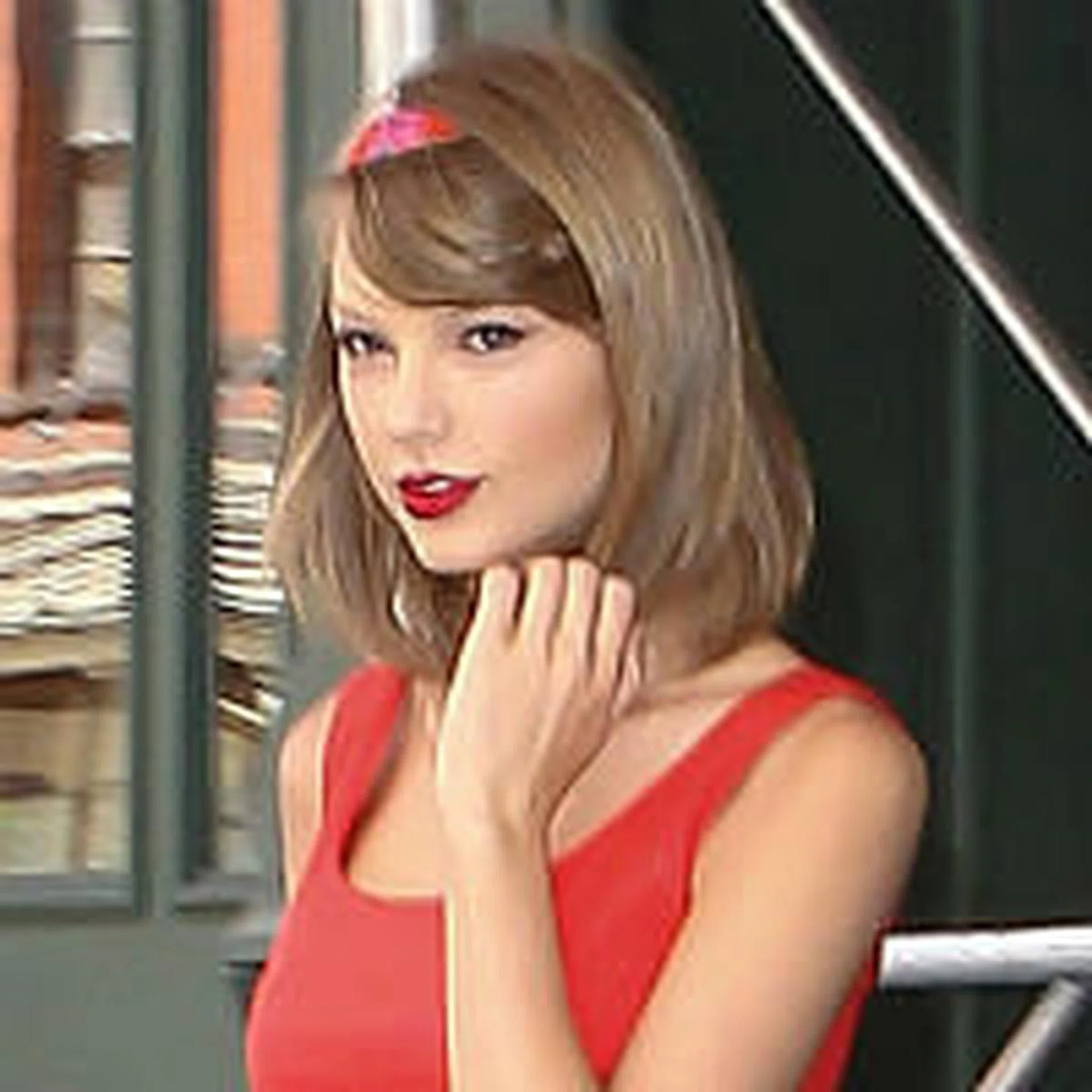 Taylor swift  Red thumb