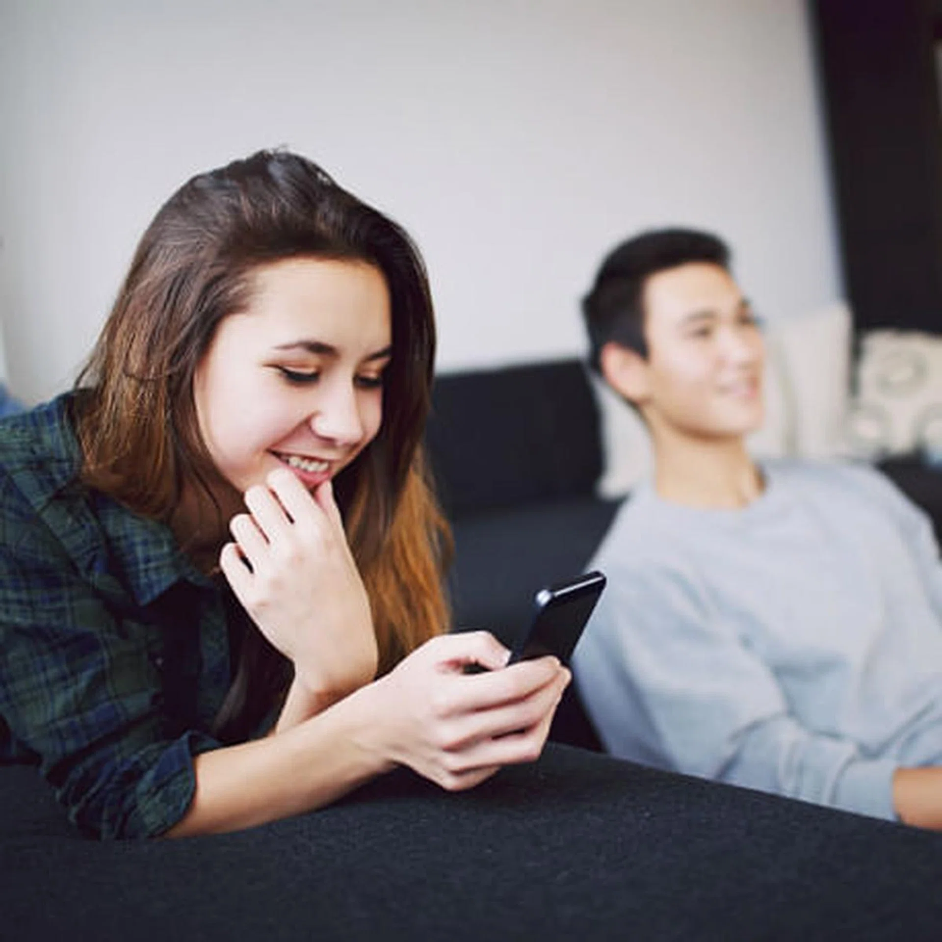 Does texting ruin relationships and cheapen intimacy with your partner thumb