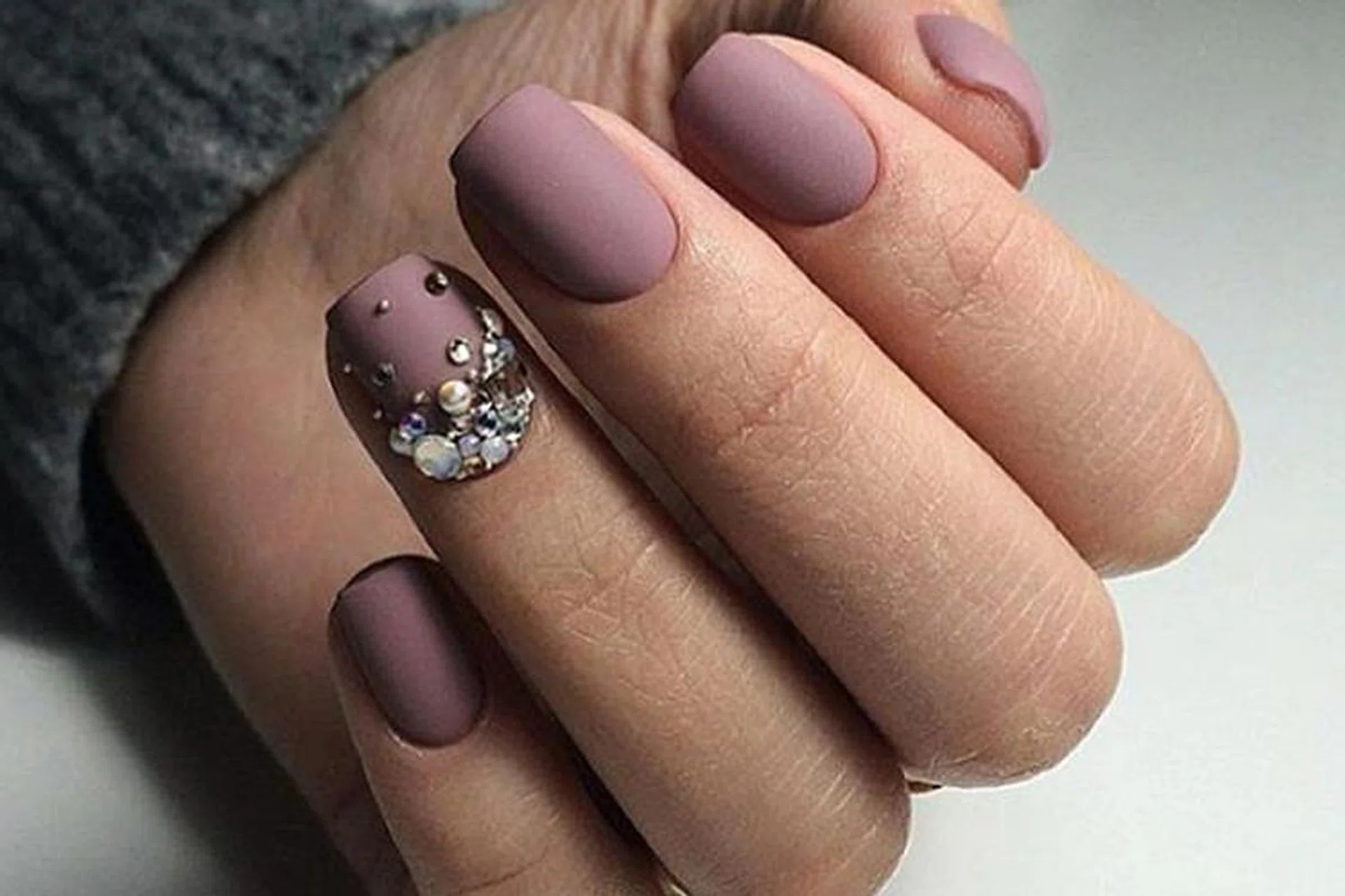 matte-nails-lead