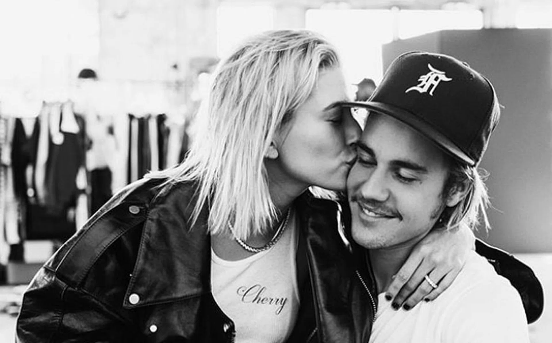 justin_bieber_engaged