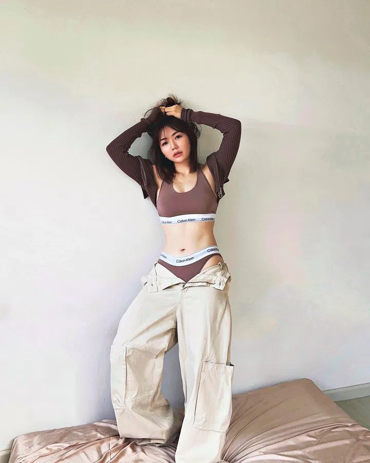 Her go-to outfit is a pair of cargo pants and cropped top because it’s fuss-free
and comfy.
