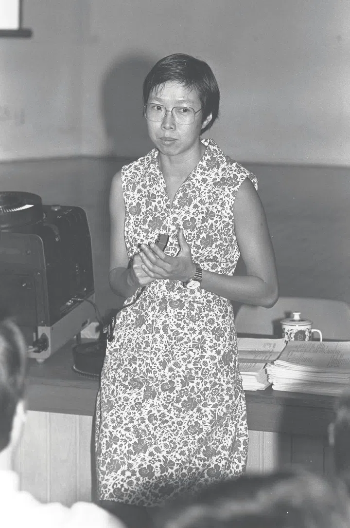 Dr Lee Wei Ling giving a talk on epilepsy at Bukit Merah Library, 3 May 1986.