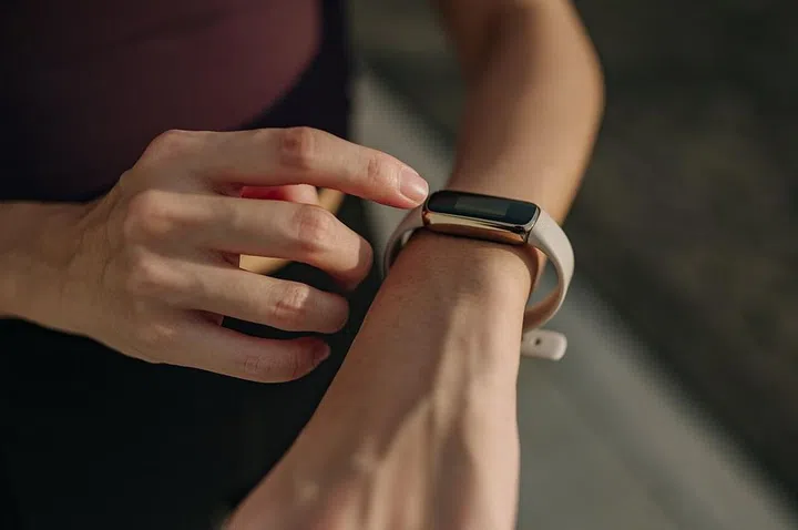 Fitbit Luxe review This fitness tracker is so sleek I can live with the pain points Her World Singapore Her World Singapore