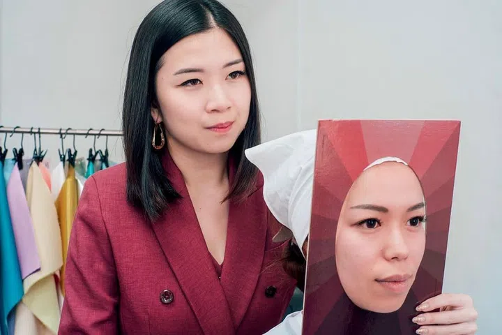 Gwendolyn Tan of Style Forth carries out colour analysis on a client. (Photo: Style Forth)