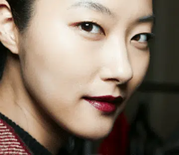 T 8 best matte but moisturising lipsticks to get the hot red  berry lip trend.png