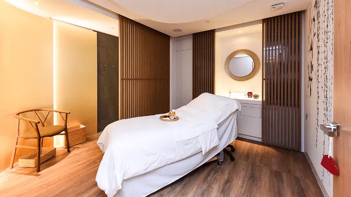 What to expect when you head to Clarins Skin Spa for a session.