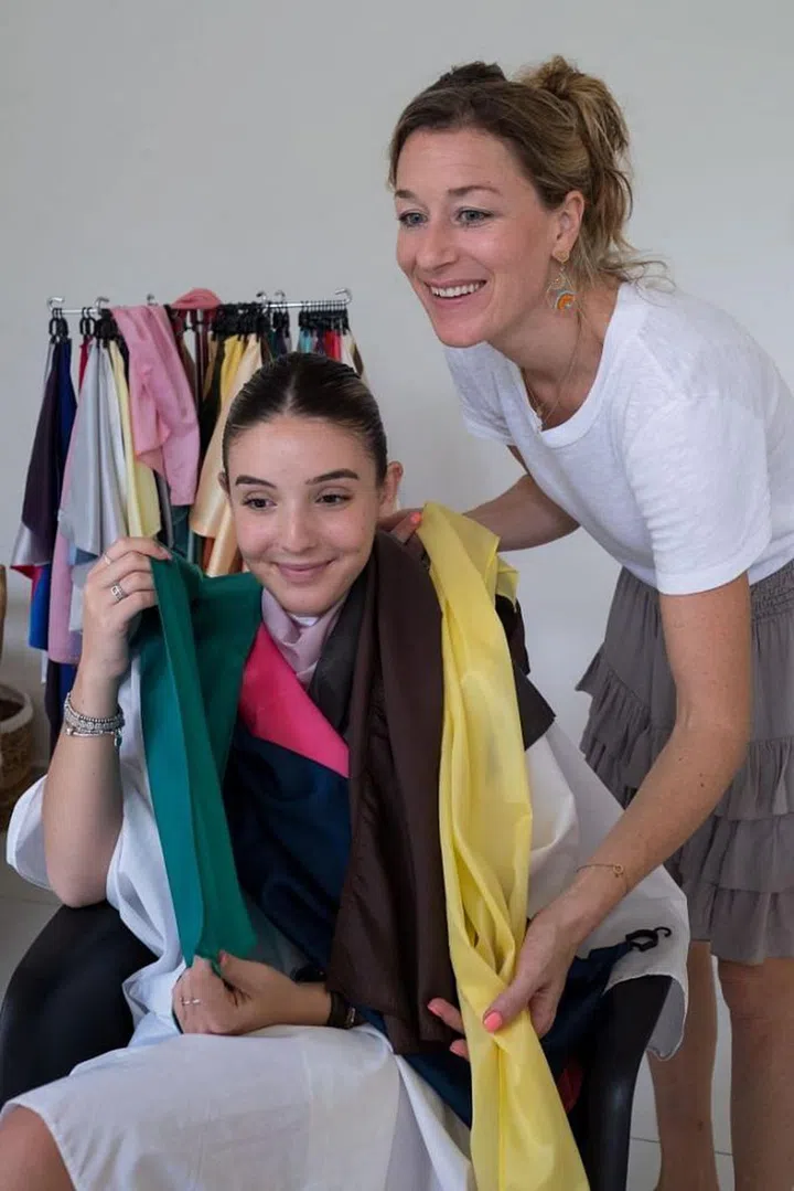 Carmen Stevens of Carmen’s Colours during a colour-analysis session. (Photo: Carmen’s Colours)