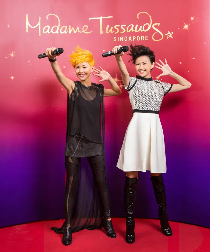 Singer Stefanie Sun with her wax figure (in black) at Madame Tussauds Singapore. 2014年9月30日，本地艺人孙燕姿亲临新加坡杜莎夫人蜡像馆（Madame Tussauds Singapore）为其蜡像揭幕。这是本地艺人的蜡像第一次在本地杜莎夫人蜡像馆展出。孙燕姿的蜡像（左）参照了她的“克卜勒”巡演造型——黑色“太空星装”，顶着一头亮橘色短发，非常抢眼。蜡像身上的服饰是孙燕姿捐献出来的。