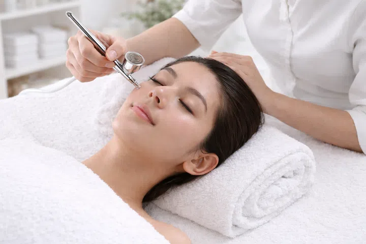 A pressurised oxygen applicator helps to infuse the Opulence serum deep into the skin.