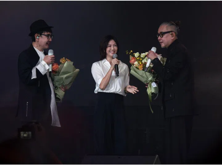 爱徒孙燕姿（中）惊喜现身，让李伟菘（左）、李偲菘惊喜又感动。Singer Stefanie Sun made a surprise appearance at her mentors Lee Wei Song (left) and Lee Si Song’s (right) 40th anniversary concert, 31 December 2024.