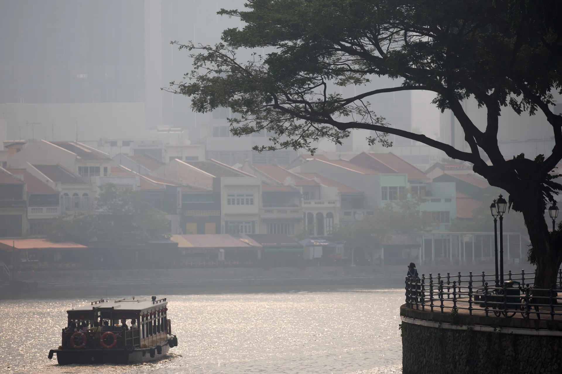 SINGAPORE - JUNE 19:  Smoke haze covers shop along Boat Quay on June 19, 2013 in Singapore. The haze is created by deliberate slash-and-burn forest fires started by companies in neighbouring Sumatra.The Pollutant Standards Index (PSI) rose to 172 at 3pm, the worst since 1997.  (Photo by Chris McGrath/Getty Images)