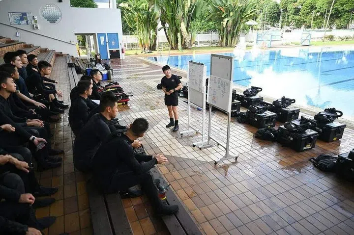 Cpt Ng conducting a briefing before a live diving session at Sembawang Camp on April 8. ST PHOTO: AZMI ATHNI