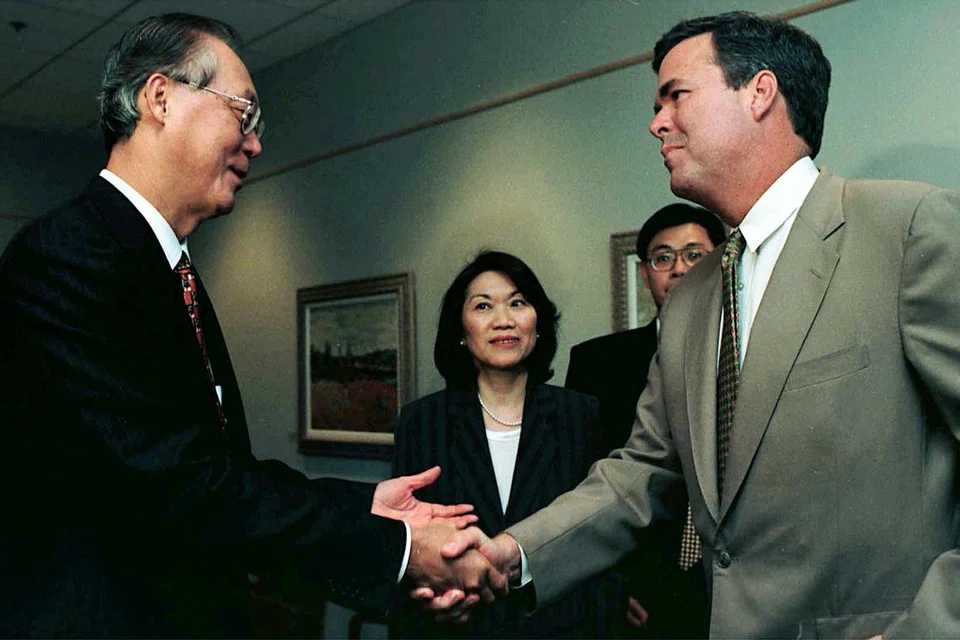 ST pix san jose,california,usa-28may1999-prime minister goh chok tong meets with florida governor jeb bush inside the monet room of the cadence design system,2655 seely avenue,san jose,california. also in photo is ambassador to the us chan heng hee.photo by george gascon,the straits times.