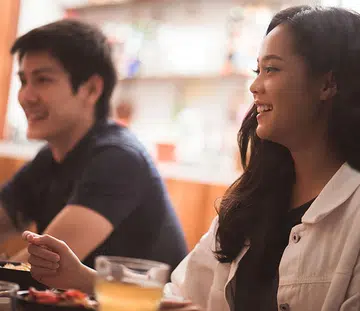 Are groups of more than 5 people allowed to sit across multiple tables at F&B outlets?