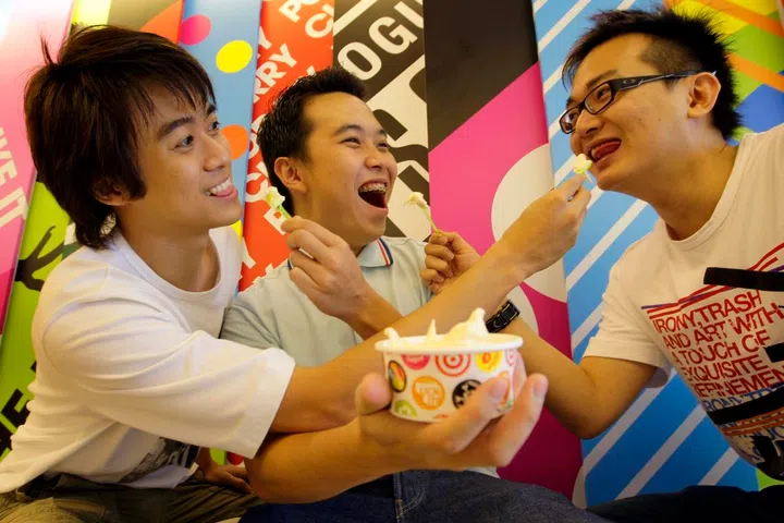 ST25072008-132505/TerenceTan/LiJie<30c>



30 under 30 life special - owners of frolick, james ong, 27, lee yingxin, 26, and Leslie Ang. The frozen yoghurt chain that's opened three outlets in five months has plans for further expansions.