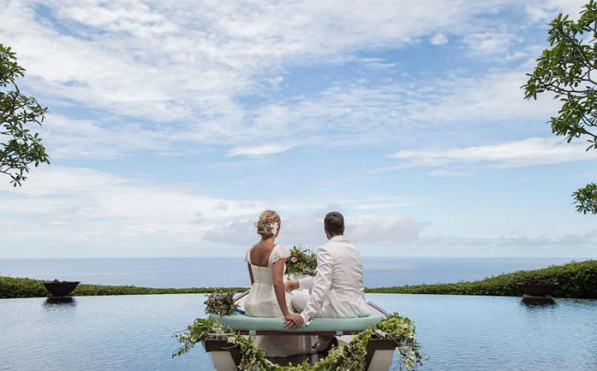 couple_floating_on_the_water_fr