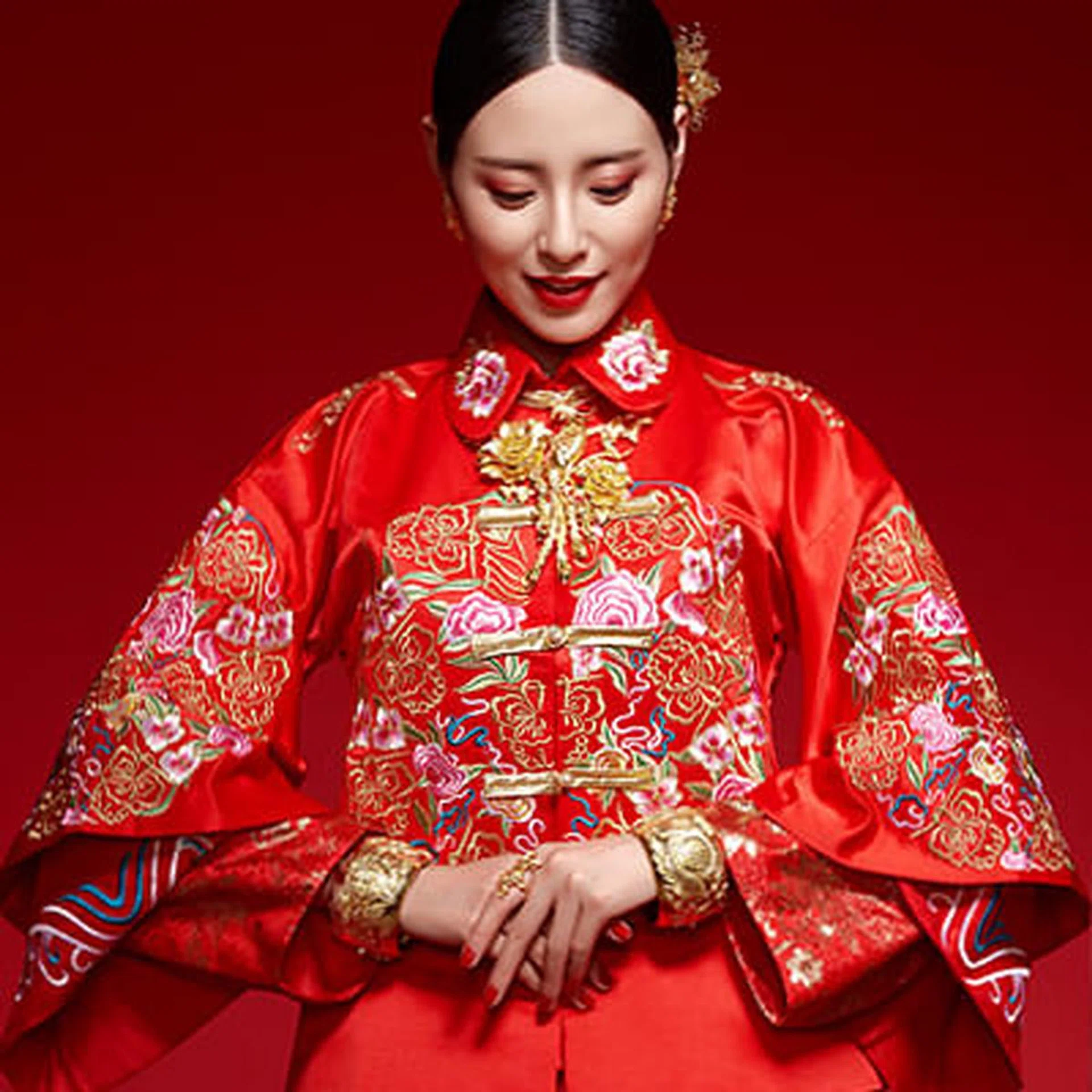 Modern florals to lavish details: Elegant si dian jin sets for every bride 