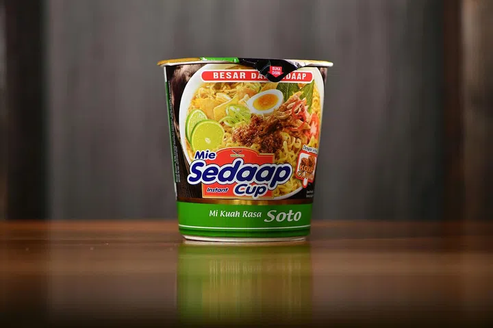 ST20200225-202048032471-Lim Yaohui/Tan Hsueh Yun/

(4th Place) Mie Sedap Cup Soto costs $1.15.

The Sunday Times taste test on 29 types of cup noodles at Relish restaurant on Feb 25, 2020. 

Judging panel is Food Critic Wong Ah Yoke, Chef Bjorn Shen and Food Editor Tan Hsueh Yun. 

(ST PHOTO: LIM YAOHUI)