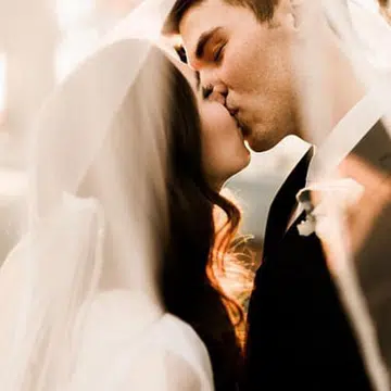 Sunset or sunrise - 10 perfectly lit & romantic bridal portraits thumbnail