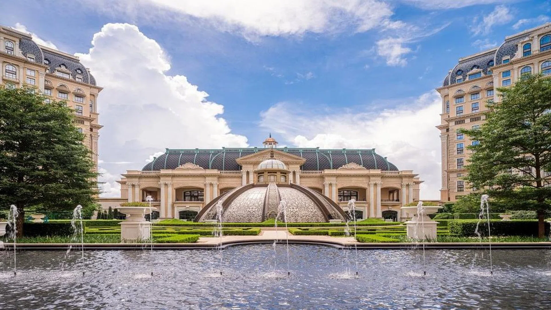 The Grand Lisboa Palace Macau combines Neoclassical architecture with the intricate charm of traditional Chinese motifs. Credit: Grand Lisboa Palace Macau