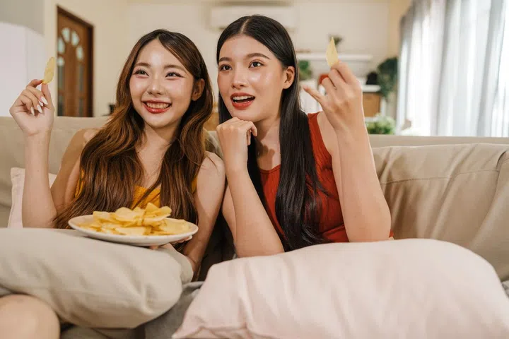 2 girls watching TV