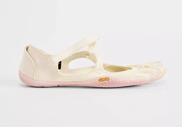 BlackPink’s Jennie wore the Vibram Women’s FiveFingers in V-Soul Ivory Dusty Pink