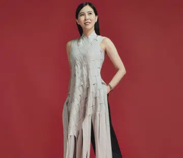 Portrait of Lynette Tan, Space Faculty CEO, for Her World Hello Possibilities Singtel Award